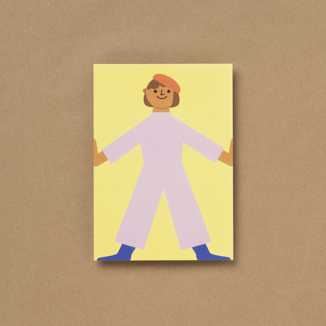 Die von Susann Stefanizen gestaltete Postkarte, mit dem Titel "Happy Kids XII" ist in der Draufsicht zu sehen. Es ist ein Mädchen mit einem langen hellrosa farbigen Overall und dunkelblauen, langen Socken an, zu sehen. Sie hat eine orangefarbige Baskenmütze auf dem Kopf und ihre Haare trägt sie als Bob geschnitten, mit einem Pony. Der Hintergrund ist gelb eingefärbt.