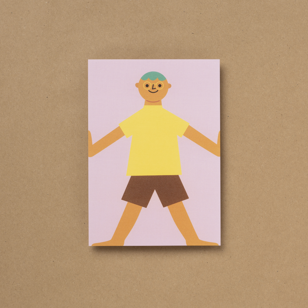 Die von Susann Stefanizen gestaltete Postkarte, mit dem Titel "Happy Kids XIII" ist in der Draufsicht zu sehen. Es ist ein Junge mit einem gelben T-Shirt, einer dunkelbraunen, kurzen Hose an, zu sehen. Er hat kurze grüne Haare und trägt eine gelbe, runde Brille. Seine beiden Arme hält er gestreckt an die Außenseiten der Karte. Der Hintergrund ist hellrosa eingefärbt.