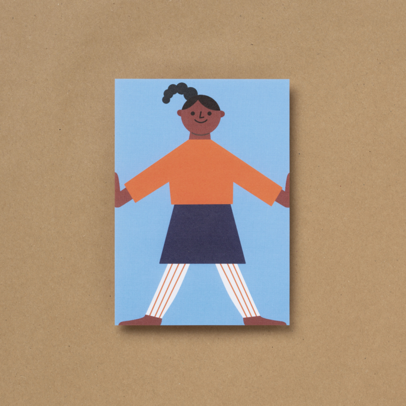 Die von Susann Stefanizen gestaltete Postkarte, mit dem Titel "Happy Kids XIV" ist in der Draufsicht zu sehen. Es ist ein dunkelhäutiges Mädchen zu sehen, welches einen orangefarbenen Pullover, einen dunkelblauen Rock mit einer Stumpfhose mit weißen und orangenen Streifen darauf trägt. Sie hat ihre schwarzen Haare zu einem Zopf geflochten und hält beide Arme gestreckt an die Außenseiten der Karte. Der Hintergrund ist hellblau eingefärbt.
