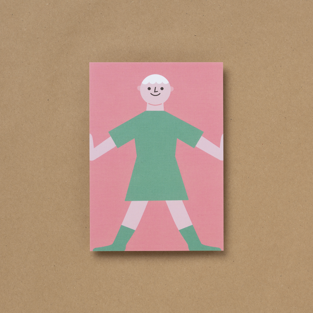 Die von Susann Stefanizen gestaltete Postkarte, mit dem Titel "Happy Kids XV" ist in der Draufsicht zu sehen. Es ist ein Kind, mit einem grünen, langen Kleid und Socken in der selben Farbe an, zu sehen. Das Kind hat weiße Haare und hält beide Arme gestreckt an die Außenseiten der Karte. Der Hintergrund ist rosa eingefärbt.