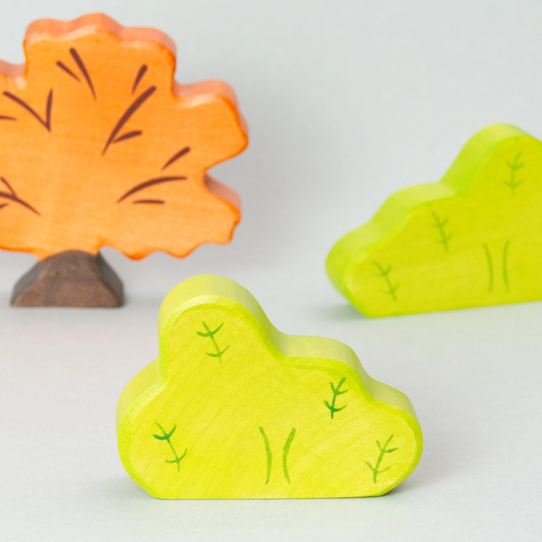 Aus der Serie 'Pflanzen und Gewächse' von Holztiger: Ein grüner Busch aus Holz in Kombination mit einem herbstlichen Baum. Die handbemalten Holzfiguren bringen natürliche Jahreszeitenstimmung in jede Spielwelt oder Dekoration.
