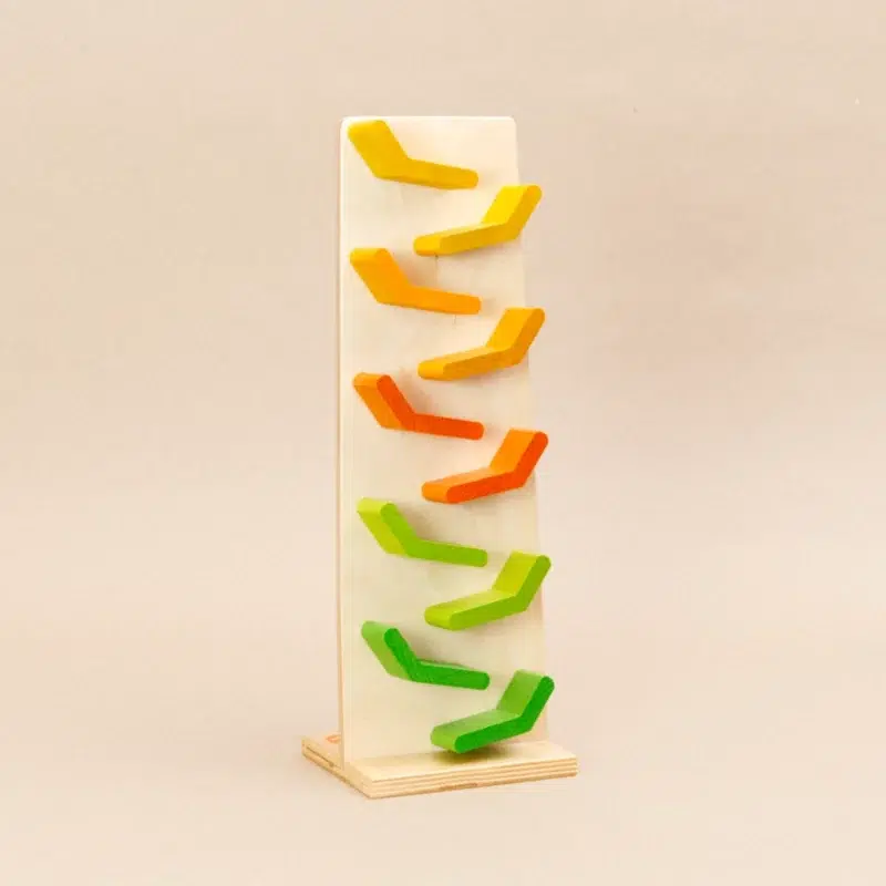 Kaskadenturm bunt mit Tausendfüßler