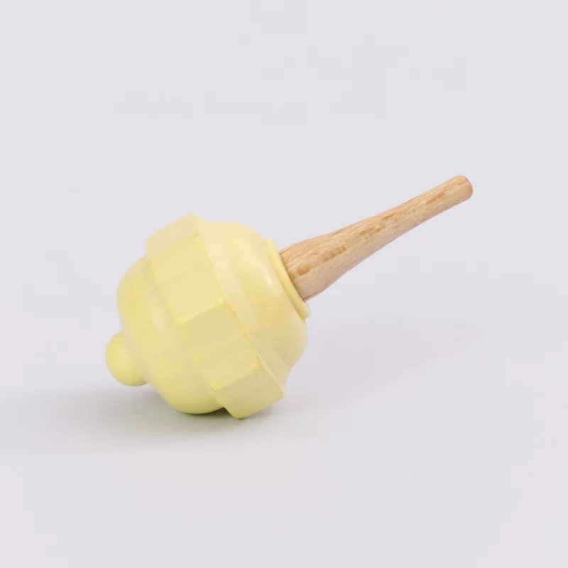 Pastellkreisel in gelb aus Holz von Beck. Seitenansicht.