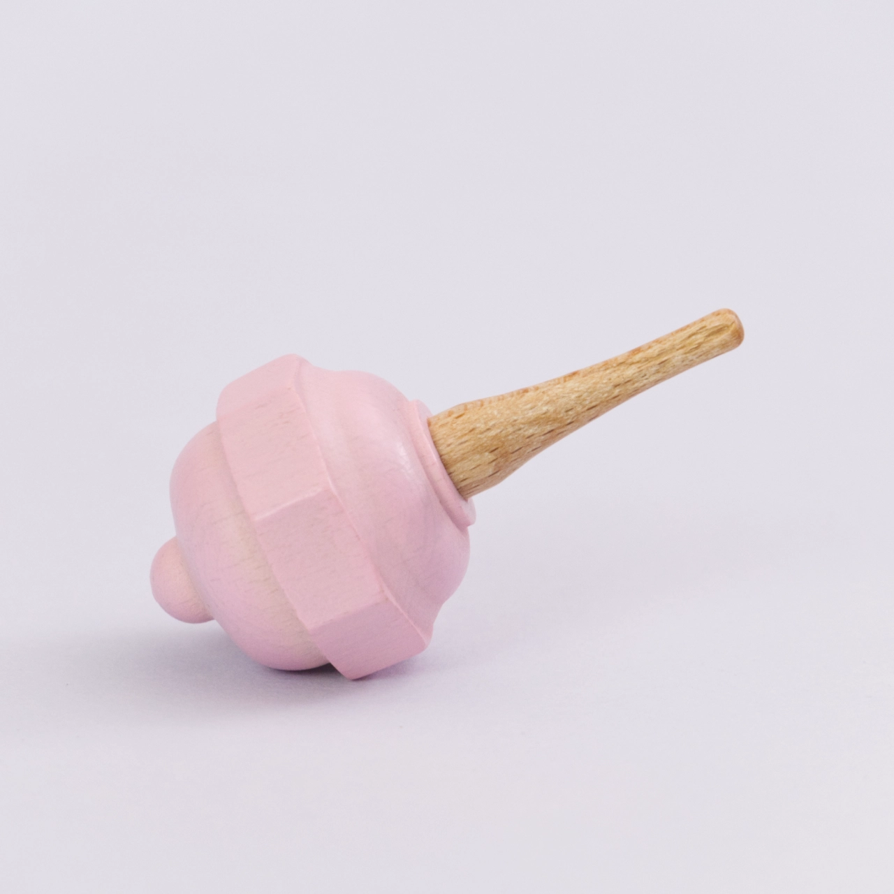 Pastellkreisel in rosa aus Holz von Beck. Seitenansicht.