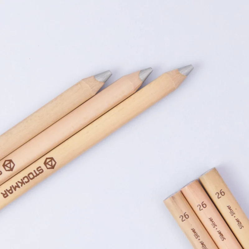 Stift von Stockmar in Silber, 3-eckig. Drei Stifte sind in einer Reihe zusehen.