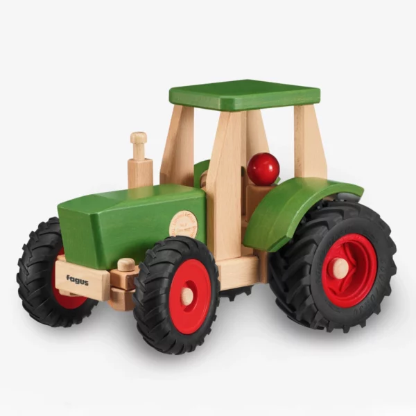 fagus Traktor Limited: Frontansicht, leicht nach links gewendet, des grünen Traktor XXL All-Road Limited Edition von Fagus. Der Schlepper besitzt ein massives Holzdach, eine rote Figur sitzt sichtbar im Fahrerhaus. Auf dem Nummernschild ist die Markenprägung zu erkennen.