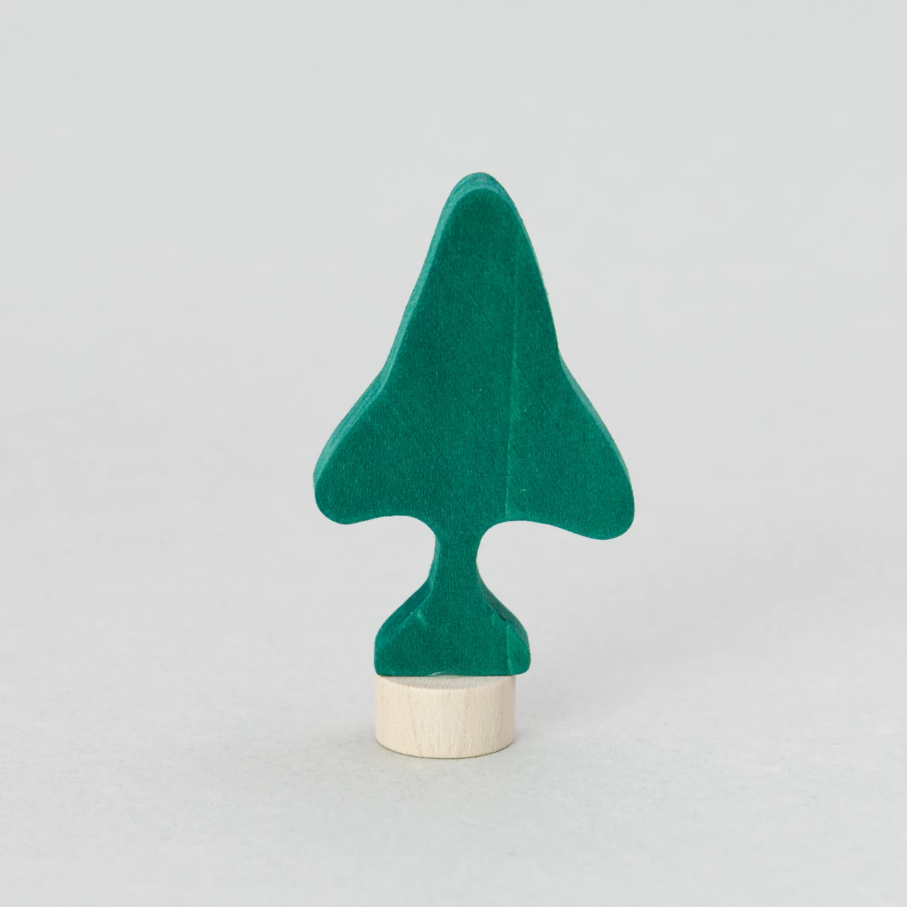 Steckfigur von Grimms aus Holz für einen Steckring, eine Tanne in dunkelgrün von vorne.