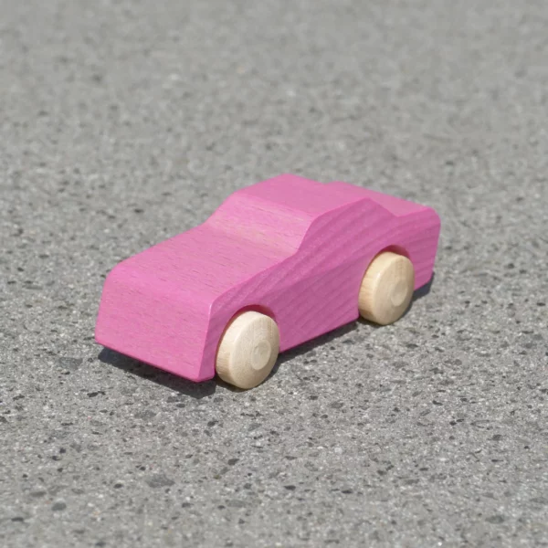 Kleines Holzauto, Limousine in Rosa von Beck